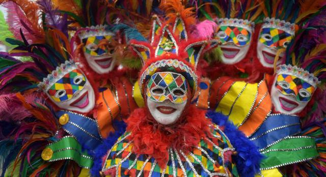 Los juerguistas actúan durante el desfile de la Batalla de Flores como parte del Carnaval de Barranquilla, Colombia. (Foto: Raúl ARBOLEDA / AFP)