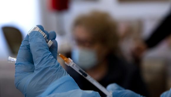 Una enfermera alista una dosis de la vacuna Pfizer-BioNTech en Roma.