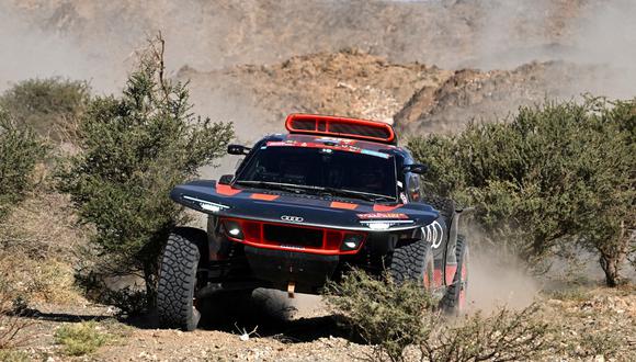 Team Audi Sport's Spanish driver Carlos Sainz and Spanish co-driver Lucas Cruz steer their car during stage 7 between Riyad and Al Duwadimi on January 14, 2024, as part of the Dakar rally 2024. (Photo by PATRICK HERTZOG / AFP)