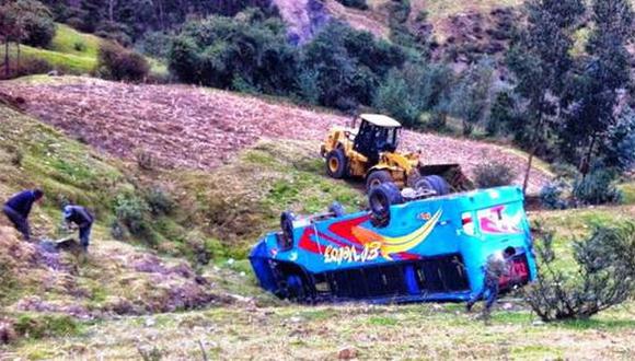 Áncash: un fallecido y 18 heridos dejó vuelco de bus a abismo