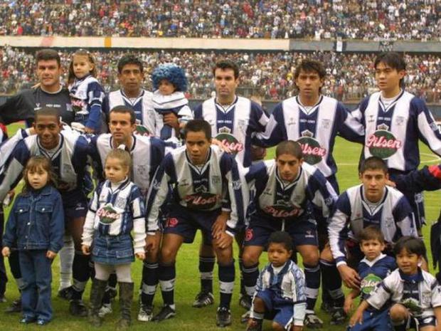 Henry Quinteros junto a Chicho Salas en el equipo histórico del Centenario que salió campeón. (Foto: Archivo)