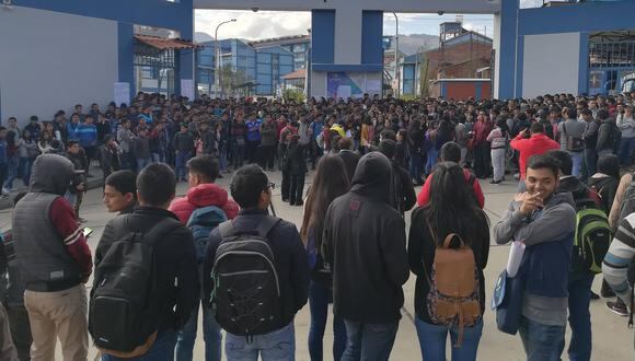 Estudiantes piden al rector Julio Poterico que se implemente el servicio de transporte. (Foto: Facebook Confesiones Unasam)