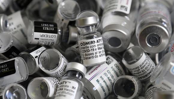 En esta fotografía del sábado 15 de mayo de 2021 se muestra frascos vacíos de la vacuna contra el COVID-19 desarrollada por Pfizer-BioNTech, en Múnich, Alemania. (AP Foto / Matthias Schrader, Archivo).