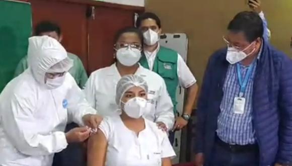 La primera ciudadana de Bolivia en vacunarse, Sandra Ríos, logró permanecer todo este tiempo sin contagiarse con la enfermedad a pesar de los riesgos que existen en centros sanitarios. (Captura de pantalla/Facebook).