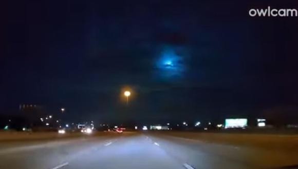 Hombre grabó en video la caída de un meteorito con la cámara frontal de su vehículo | Foto: Captura de video / ViralHog