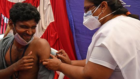 OMS: las vacunas disponibles y aprobadas son eficaces contra “todas las variantes” del coronavirus COVID-19. (Foto: Arun SANKAR / AFP).