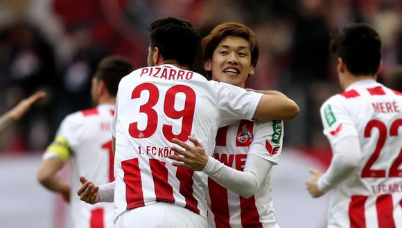 Claudio Pizarro y el jugador japonés que fue al Mundial y que recomendó para el Werder Bremen. (Foto: AFP)