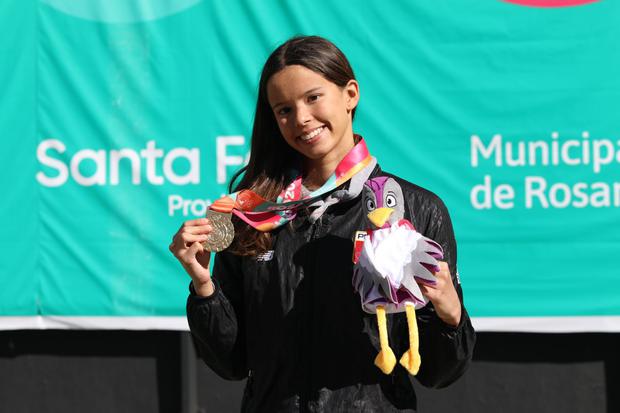 Alexia Sotomayor proudly displays the first gold medal for the country in Rosario.  (PHOTO: IPD)