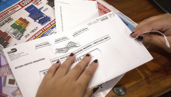 Una residente de Miami abre el sobre para votar por correo en Palmetto Bay, Florida, Estados Unidos, el 3 de octubre de 2020. (Foto referencial: EFE/EPA/CRISTOBAL HERRERA-ULASHKEVICH).