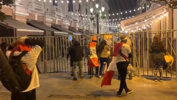 En el Pasaje Olaya, los manifestantes intentaron retirar las rejas de seguridad puestas por la PNP.