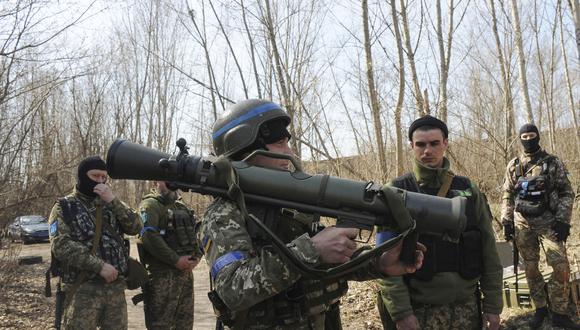 Militares ucranianos estudian un sistema de armas durante una sesión de entrenamiento en las cercanías de Kharkiv. (Andrew Marienko, File)