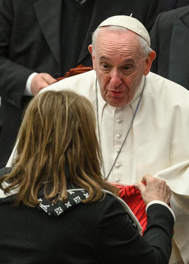 La reacción del Papa Francisco al recibir la camiseta de Cristiano Ronaldo. (Foto: AFP)