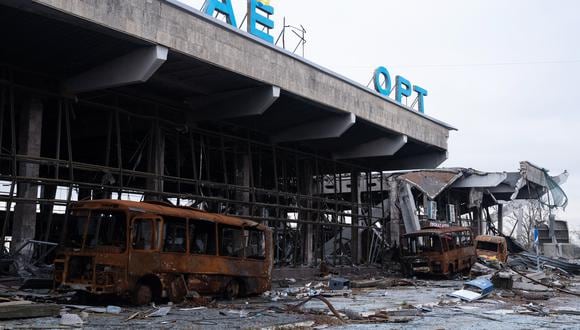 Esta fotografía tomada el 19 de noviembre de 2022 muestra un edificio destruido del Aeropuerto Internacional de Kherson en el pueblo de Chornobaivka, en las afueras de Kherson. (Foto: Ihor TKACHOV / AFP)