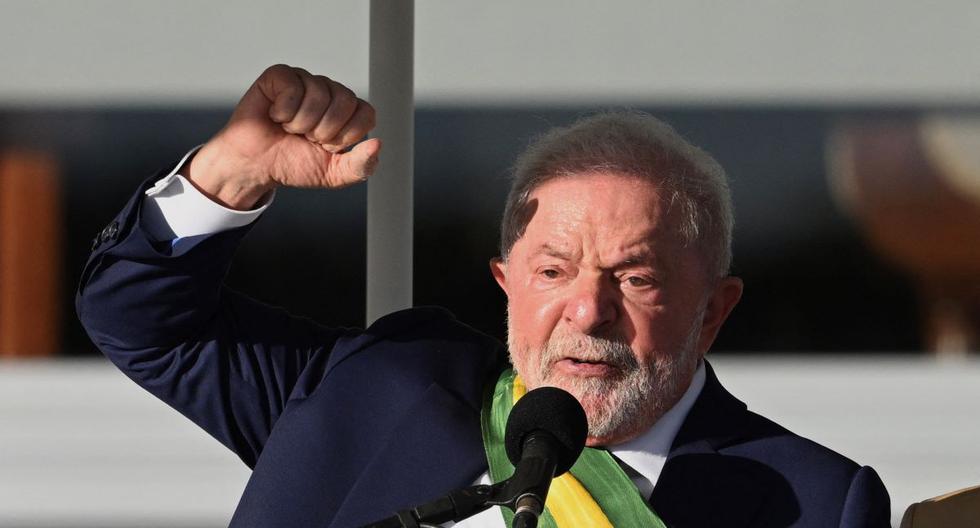 El nuevo presidente de Brasil, Luiz Inácio Lula da Silva, pronuncia un discurso inaugural en el Palacio de Planalto después de su ceremonia de toma de posesión en el Congreso. (EVARISTO SA / AFP).