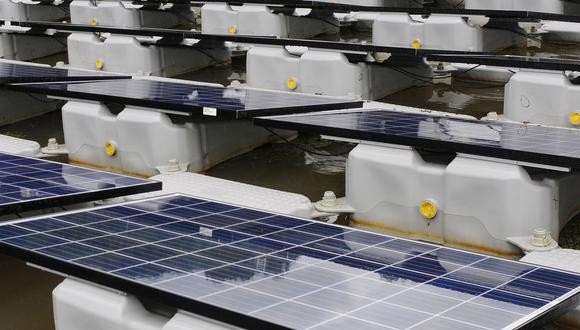 Los estudios señalan que la energía solar obtenida en los paneles colocados sobre el agua es un es un 20% a la que generan los que se colocan sobre tierra firme. (Foto: EFE)