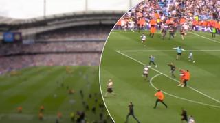 Arquero del Aston Villa fue agredido por los hinchas del Manchester City | VIDEO