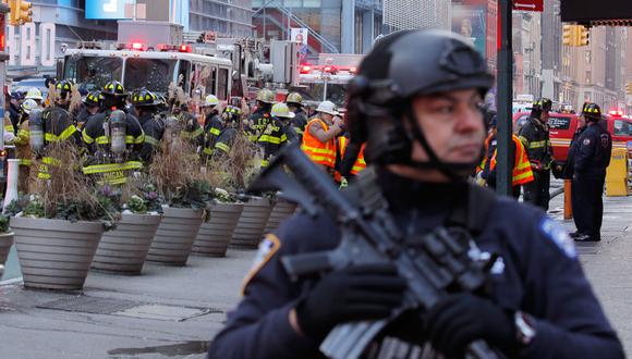 La policía de Nueva York resguarda la zona cercana a la estación de autobuses donde ocurrió la explosión. (Reuters).