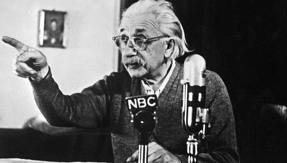 Albert Einstein, autor de la teoría de la relatividad, declara su oposición a la bomba "H" y a la carrera armamentista entre los EE. UU. y la URSS en una conferencia el 14 de febrero de 1950 en Princeton. (Foto de AFP)