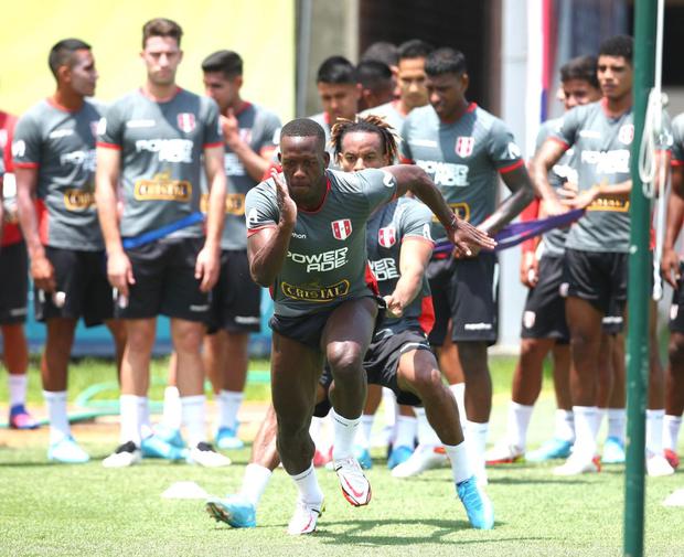 Luis Advíncula trains with the Peruvian national team.  (Photo: FPF)