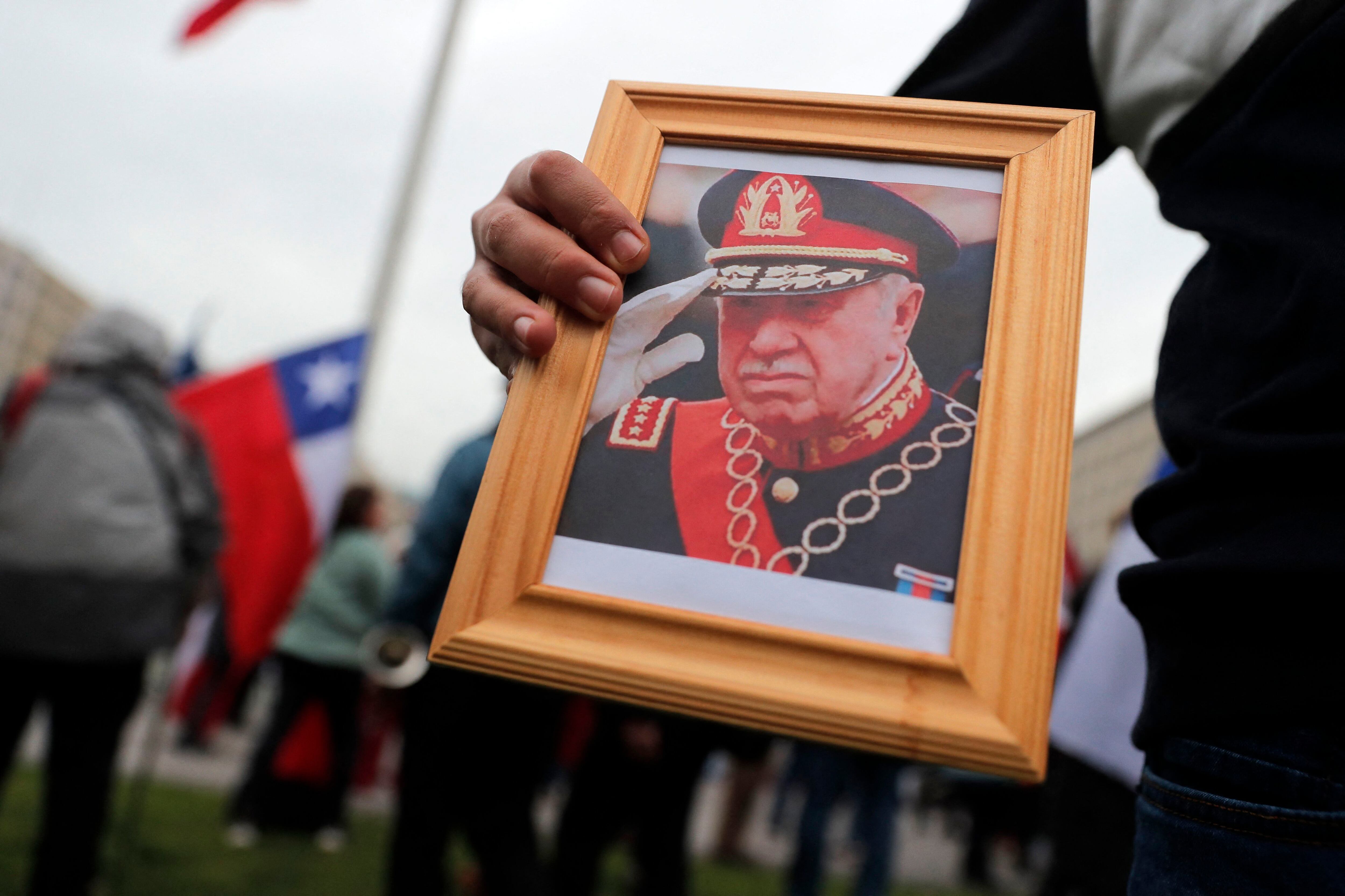 Far-right protesters celebrate the military coup led by General Augusto Pinochet, on September 9, 2023. (JAVIER TORRES / AFP).