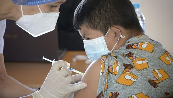 Un adolescente recibe una dosis de la vacuna Pfizer-BioNTech contra el coronavirus COVID-19 en Quito, Ecuador, el 21 de julio de 2021. (RODRIGO BUENDIA / AFP).