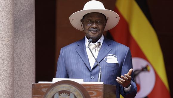 El presidente de Uganda, Yoweri Museveni, habla durante una conferencia de prensa en Union Buildings en Pretoria el 28 de febrero de 2023. (Foto de GUILLEM SARTORIO / AFP)