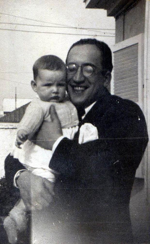 Sebastián Piñera de pequeño en los brazos de su padre, José Piñera. (FLICKR/SEBASTIÁN PIÑERA).