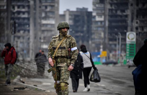 A Russian soldier patrols a street in Mariupol on April 12, 2022, as Russian troops intensify a campaign to take the strategic port city.  (Alexander NEMENOV / AFP).