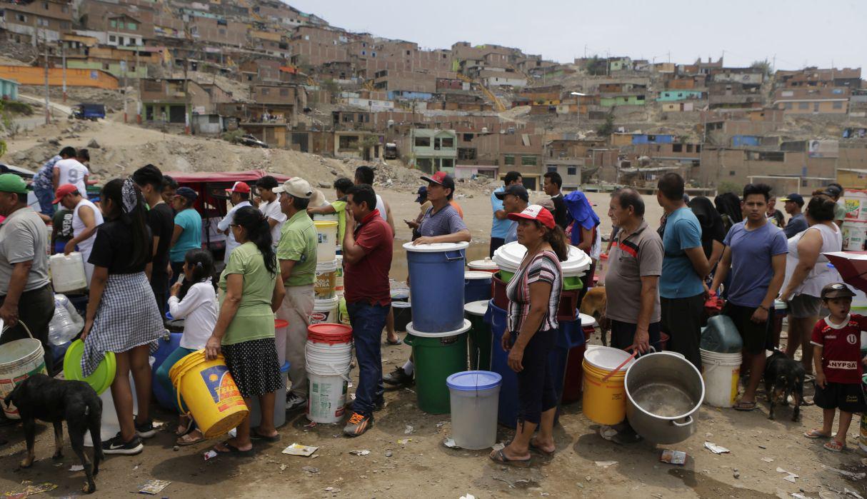 Los vecinos de Cruz de Motupe, Grupo 4, en San Juan de Lurigancho recolectan agua potable de las cisternas que envía Sedapal. Hace dos semanas ocurrió el aniego, pero muchas zonas aún no tienen agua. (Alonso Chero / El Comercio)