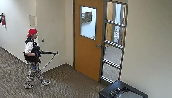 Audrey Hale sostiene un rifle de asalto durante el tiroteo que perpetró en la Escuela Covenant, en Nashville, Tennessee. (AFP).