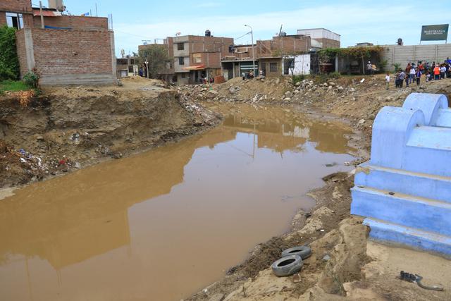 Trujillo: amplían canal de cementerio de Mampuesto para evitar que agua de lluvia se empoce. (Foto: Johnny Aurazo)
