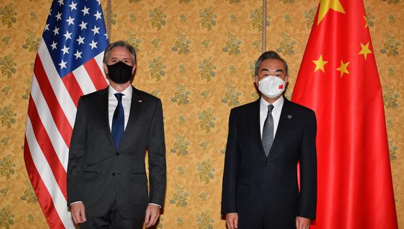 El secretario de Estado de Estados Unidos, Antony Blinken (izq.), y el canciller chino, Wang Yi, posan antes de su reunión del 31 de octubre de 2021 en un hotel en Roma. (Tiziana FABI / PISCINA / AFP).