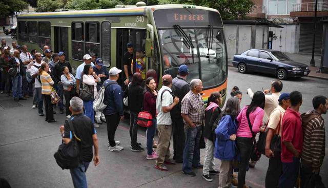 Los empleados públicos de Venezuela fueron llamados a regresar al trabajo el jueves después de que el gobierno pusiera fin a una pausa de casi una semana causada por un apagón nacional sin precedentes. (Foto: AFP)