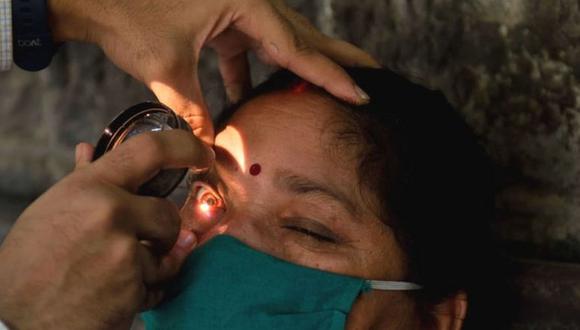 Una mujer que se somete a un examen de la vista en un hospital de Mumbai. (GETTY IMAGES)