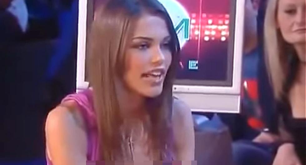 Modelo italiana lo muestra todo en plena entrevista en vivo. (Foto: Captura de YouTube)