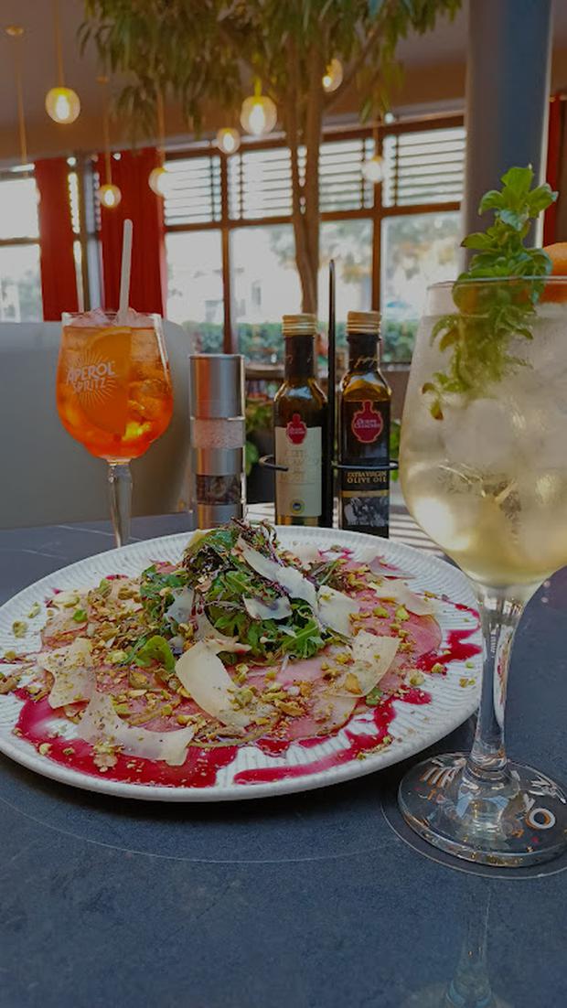 Il ristorante propone anche un menù vario di cocktail e vini.  Consigliamo i classici Aperol Spritz e Hugo Cocktail.  In questa foto accompagnano il Carpaccio di pere.