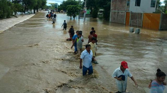 Cientos de vecinos de Catacaos dejan la ciudad por inundación - 1