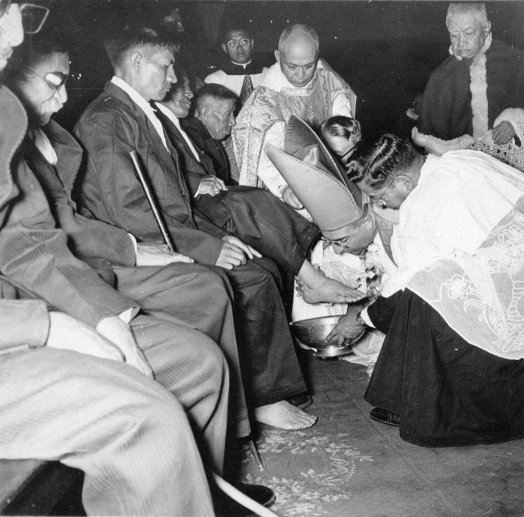 El 29 de marzo de 1956, el arzobispo de Lima, monseñor Juan Landázuri Ricketts, lavó los pies de doce personas durante las celebraciones por Semana Santa. (Foto: GEC Archivo Histórico)