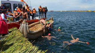 Deportistas peruanos y bolivianos nadan 30 horas en el Titicaca