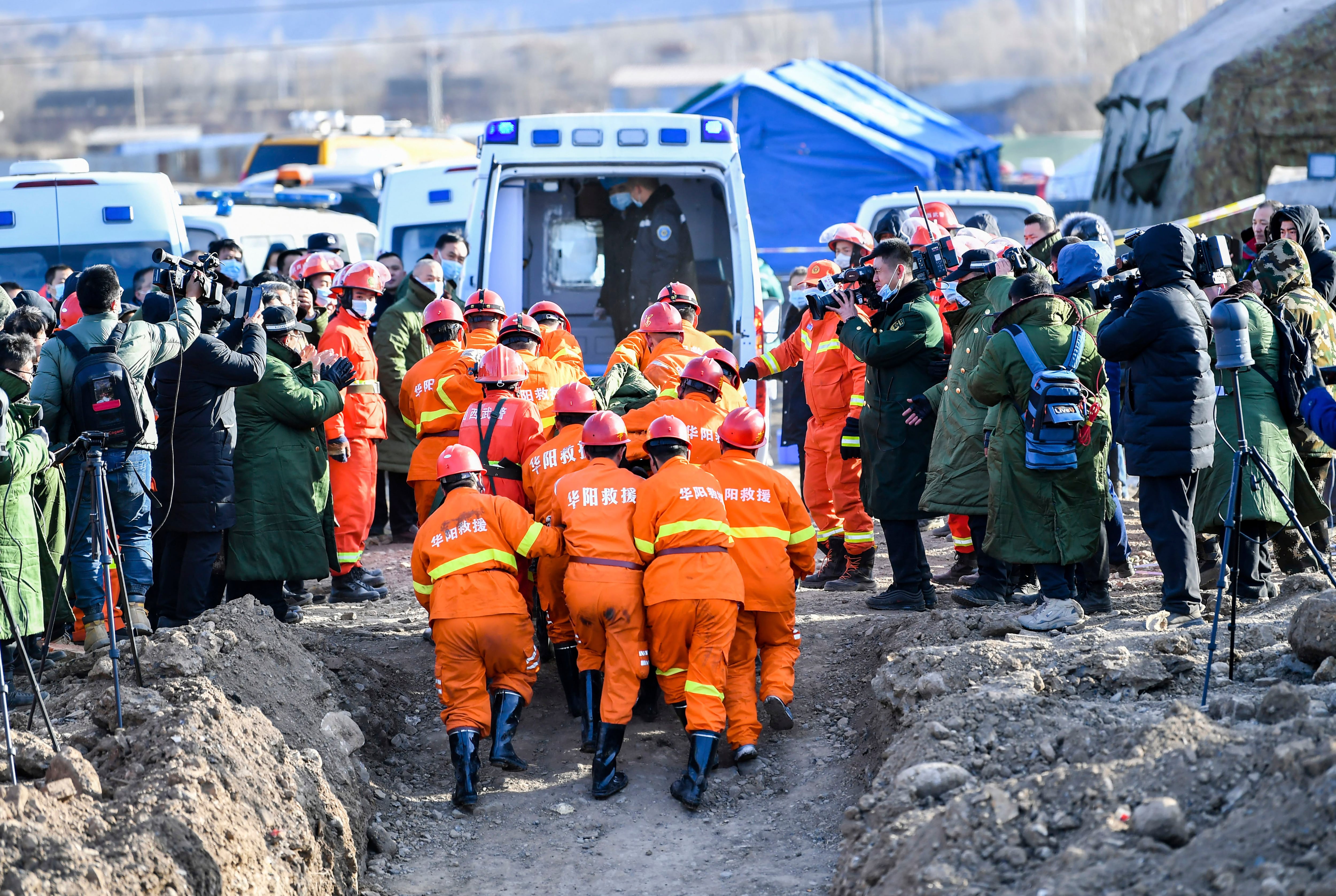 China mining. День труда в Китае. Затопленная шахта в Китае.