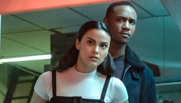 Camila Mendes y Jessie T. Usher protagonizan Mentiras peligrosas. Foto: Netflix.