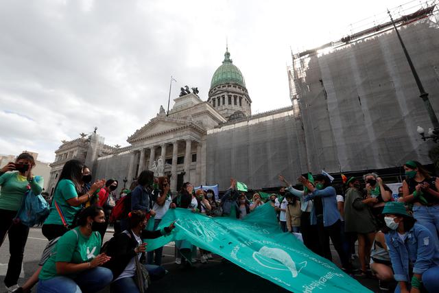 Personas asisten a una manifestación a favor de la legalización del aborto, frente al Congreso Nacional en Buenos Aires, Argentina. (REUTERS/Agustin Marcarian).