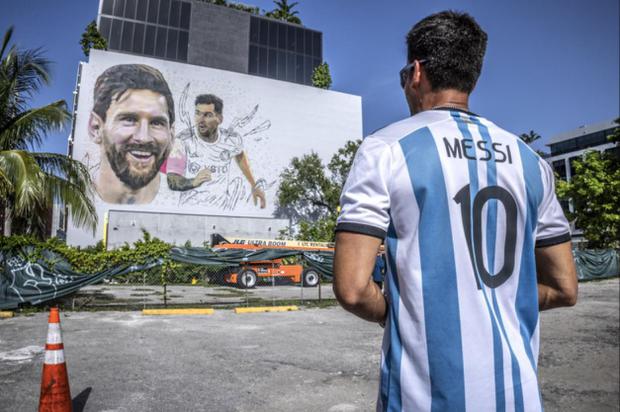 Messi y el mural que tiene en Miami. (Foto: Agencias)