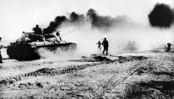 En esta foto de archivo publicada el 22 de octubre de 1980, las tropas iraquíes sobre tanques de fabricación soviética intentan cruzar el río Karun, al noreste de Khorramshahr, en Irak, durante la guerra Irán-Irak. (Foto: AFP).