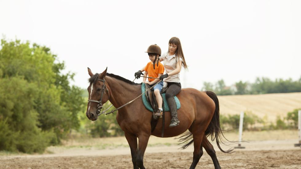 Montar a caballo es un pasatiempo y deporte que pueden practicar niños y adultos, realizarlo permite desarrollar la confianza de quien monta el caballo. Además, puedes aprovechar el aire libre y la naturaleza que sirve para deshacernos del estrés. 
  (Foto: Istock)