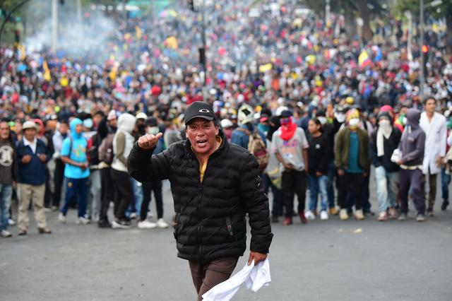 Manifestantes piden el derogue del decreto por el que la semana pasada el presidente Lenín Moreno eliminó el subsidio a los combustibles. (Foto: AFP)