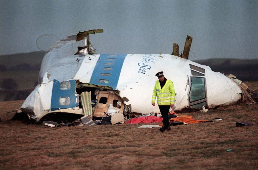 Los restos del avión llegaron al suelo en la ciudad escocesa de Lockerbie. (Foto: AFP)