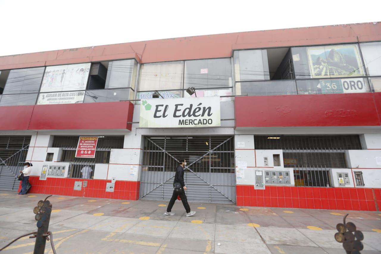 El mercado El Edén, cerca del óvalo Higuereta, ayer seguía cerrado debido a que se reportaron posibles contagios de COVID-19. El centro fue desinfenctado por los comerciantes. (Foto: Mario Zapata).