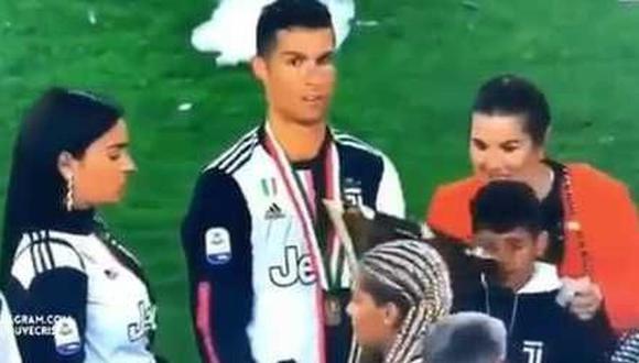 De casualidad, Cristiano Ronaldo golpeó a su hijo con el trofeo de la Serie A. (Captura: YouTube)