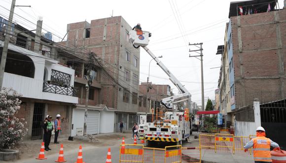 Luz del Sur cortó los cables de empresas de telecomunicaciones que incumplían las distancias mínimas de seguridad. (Foto: Alessandro Currarino/GEC)
